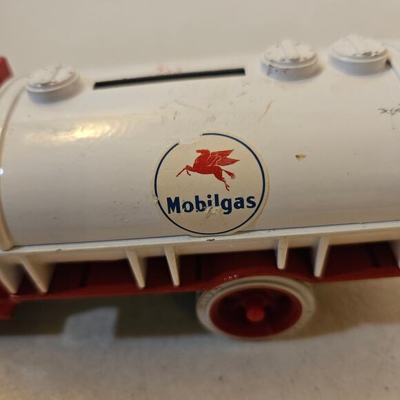 ERTL replica Mack 1926 Bull Dog Mobilgas tanker bank - missing bottom stopper - Picture 8 of 8